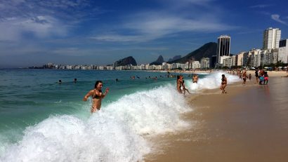 Первый заплыв, вернее забег в воду в Леме, Копакабана, Рио-же-Жанейро
