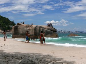 Пляж под фавелой Видигал у отеля Sheraton, Рио